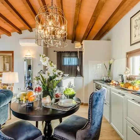 Vila The Luxury With Shared Swimming Pool, Between Viareggio And Torre Del Puccini