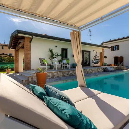 Villa The Luxury With Shared Swimming Pool, Between Viareggio And Torre Del Puccini