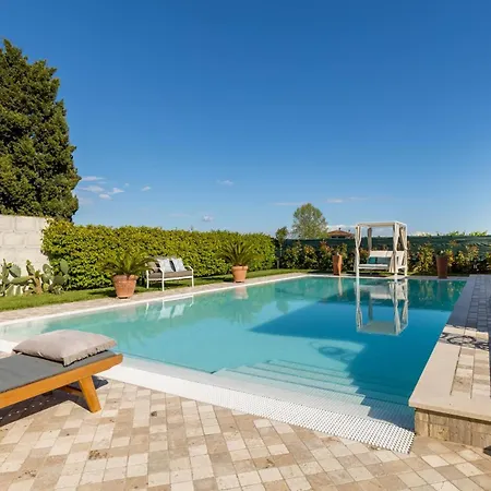 Vila The Luxury With Shared Swimming Pool, Between Viareggio And Torre Del Puccini