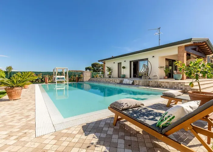 Вілла The Luxury With Shared Swimming Pool, Between And Torre Del Puccini В'яреджо